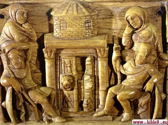 Средневековые мастера, изображавшие сцены из Евангелий похоже не затрудняли себя прочтением текстов,
иначе они бы не делали таких ошибок как на этой резной работе, когда вход в древнюю
гробницу был привален не камнем, а закрыт обычными дверьми.